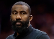 包含杜兰特遭遇三持续失利，澳大利亚队教练压力巨大！引发球迷热议的词条